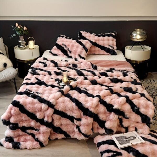 A Soft And Comfortable Printed Blanket From The Printed Series, Made Of Faux Rabbit Fur Plush, Suitable For Warmth In All Four Seasons. It Can Be Used In Various Settings Such As The Bedroom, Sofa, Office, Dormitory, Camping, And Travel