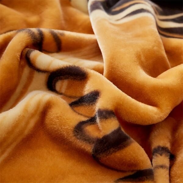 A Single Piece, Double Layered, Thickened High Quality Raschel Blanket Made Of Snowflake Plush, Providing Warmth And Comfort. Suitable For Various Settings Like Sofas, Beds, Offices, And Travel. It Makes A Great Gift For Holidays, Year, Valentine'S Da